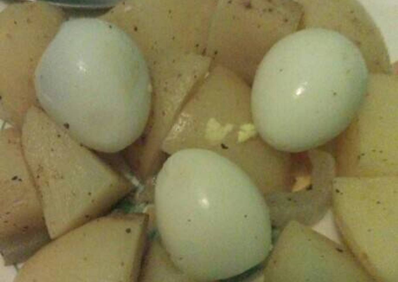 Ensalada de papa con huevo de codorniz