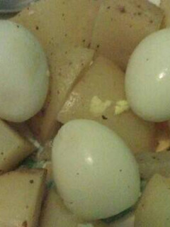 Una foto de Ensalada de papa con huevo de codorniz