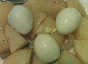 Una foto de Ensalada de papa con huevo de codorniz