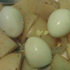 Ensalada de papa con huevo de codorniz