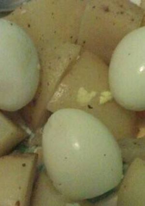 Una foto de Ensalada de papa con huevo de codorniz