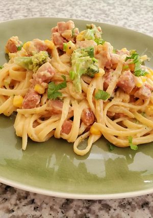 Una foto de Espaguetis con chuleta en salsa de queso