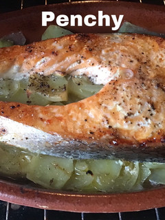 Una foto de Salmón con patatas a lo pobre al horno