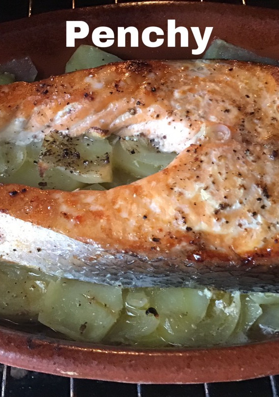 Una foto de Salmón con patatas a lo pobre al horno
