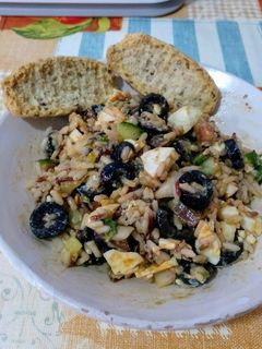 Una foto de Aprovechando restos: ensalada tres arroces con pico de gallo