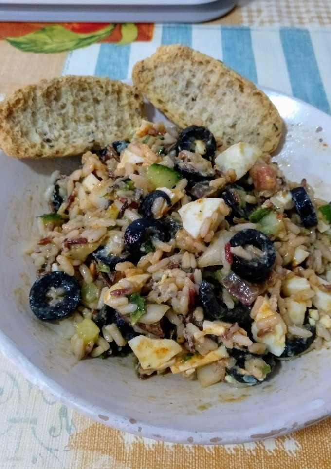 Una foto de Aprovechando restos: ensalada tres arroces con pico de gallo