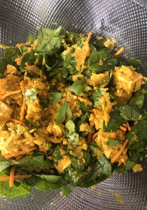 Una foto de 185. Ensalada de “falso arroz” y tofu con vinagreta de ajo y jengibre (principal verdura)