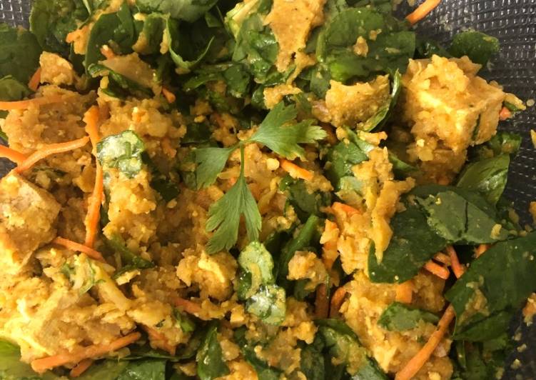 Ensalada de “falso arroz” y tofu con vinagreta de ajo y jengibre