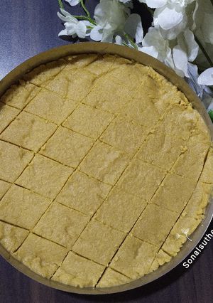 સુખડી (Sukhdi Recipe In Gujarati) રેસીપી મુખ્ય ફોટો