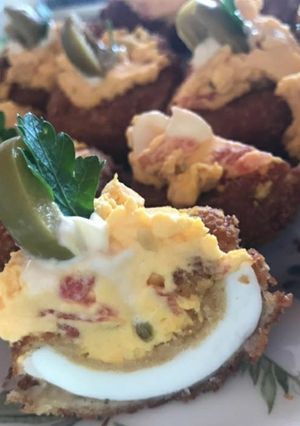 Una foto de Huevos rellenos empanados y fritos 😊