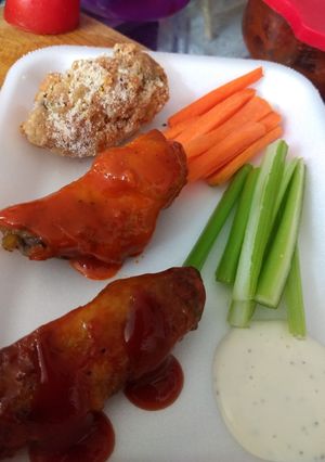 Una foto de Alitas fáciles Caseras BBQ, BUFFALO Y PARMESANO