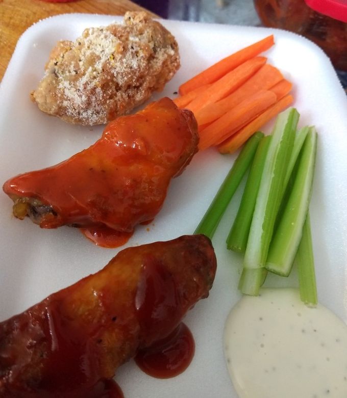 Una foto de Alitas fáciles Caseras BBQ, BUFFALO Y PARMESANO