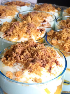 Una foto de Falso tiramisú de mango (o frutas ligeras variadas)