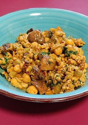 Una foto de Carne picada de pavo y pollo con garbanzos, setas, verduras y especias Ras el Hanout