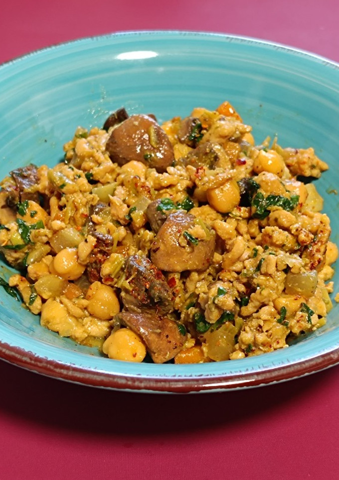 Una foto de Carne picada de pavo y pollo con garbanzos, setas, verduras y especias Ras el Hanout