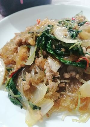 รูปของ ผัดกะเพรา​หมูวุ้นเส้น