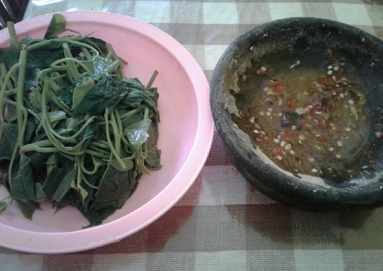 Langkah Mudah untuk Menyiapkan Lotek daun mantang (rujak daun ubi) yang Lezat Sekali