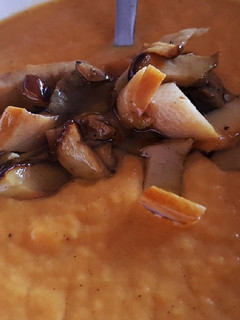 Una foto de Puré de calabaza con boletus confitados