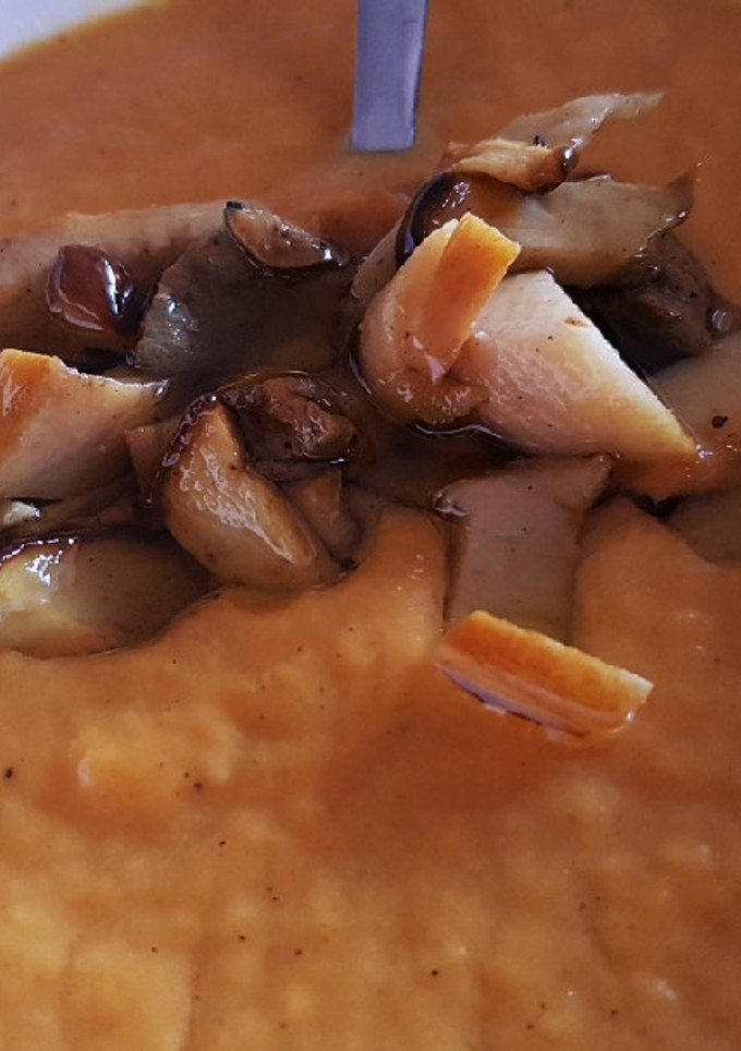 Una foto de Puré de calabaza con boletus confitados