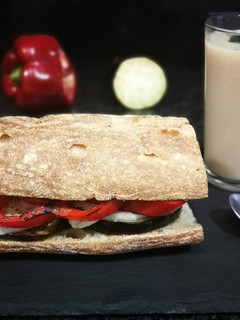 Una foto de Bocata de vegetales y mozzarella
