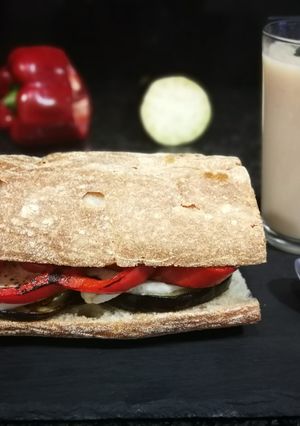 Una foto de Bocata de vegetales y mozzarella
