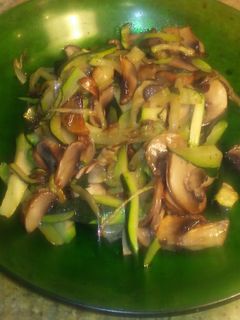 Una foto de Salteado de calabacín con boletus