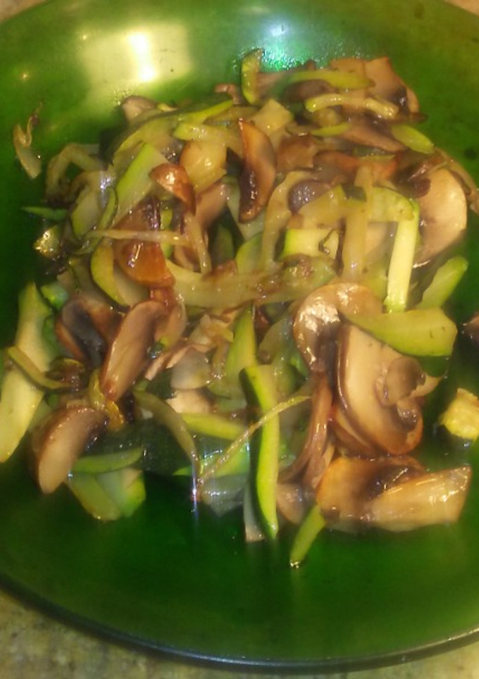 Una foto de Salteado de calabacín con boletus
