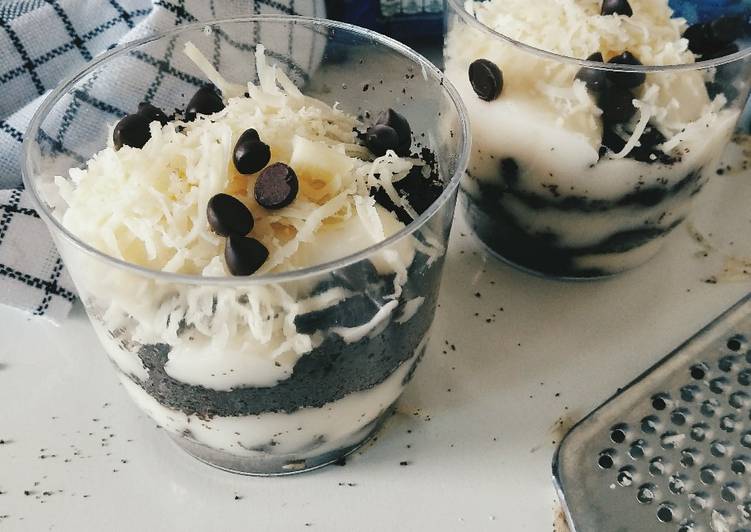 Oreo cake in jar