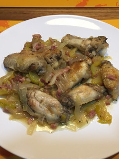 Una foto de Alitas de pollo encebolladas