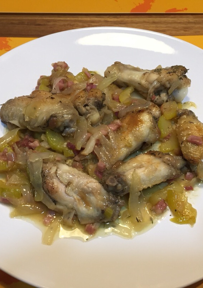 Una foto de Alitas de pollo encebolladas