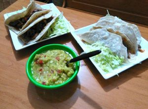 Una foto de Tacos con aderezo guacamole