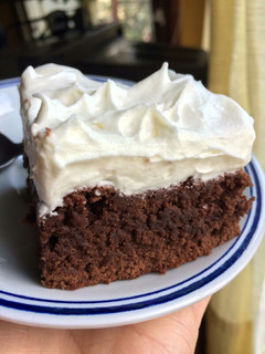 Una foto de Brownie con chantilly. 🍫