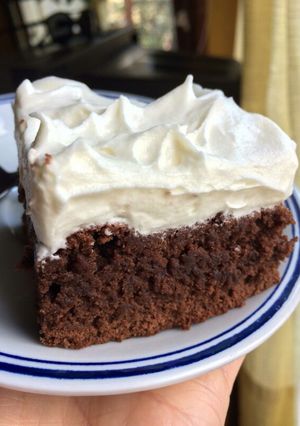 Una foto de Brownie con chantilly. 🍫