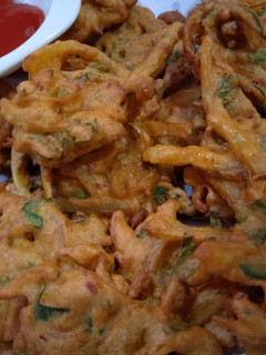 A picture of Aloo Or Piyaz Pakory.