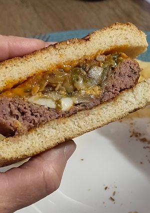 Una foto de Nido de hamburguesa rellenos de champiñones y salsa Aurora