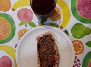 Foto principal de Tostada con fenogreco e infusión de frutos rojos y bara de oro