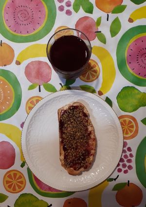Foto principal de Tostada con fenogreco e infusión de frutos rojos y bara de oro