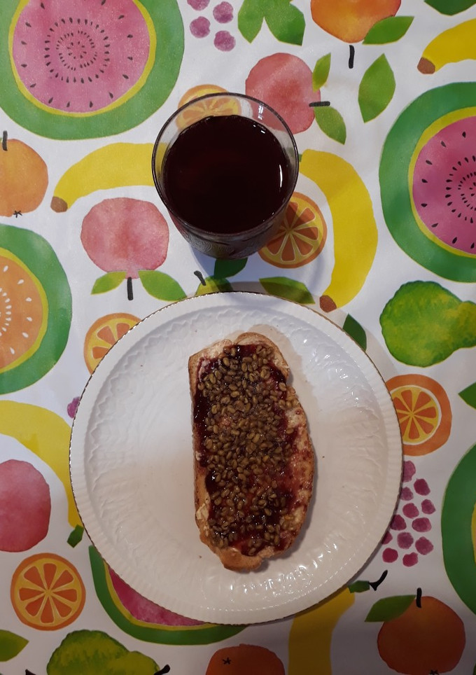 Una foto de Tostada con fenogreco e infusión de frutos rojos y bara de oro