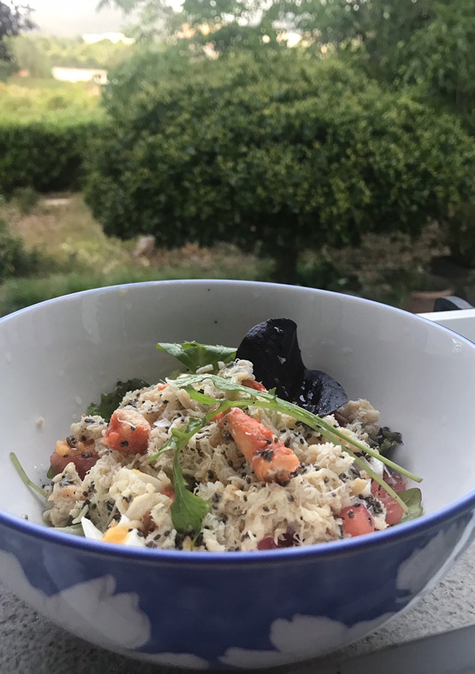 Una foto de Ensalada de Chatka, con chía, tomate y huevo