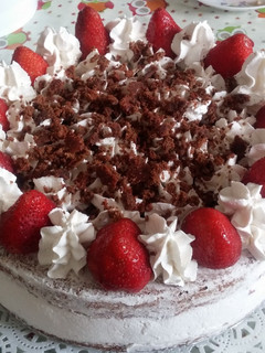 Una foto de Red Velvet de remolacha, rellena de Frutillas con crema de queso ricotta