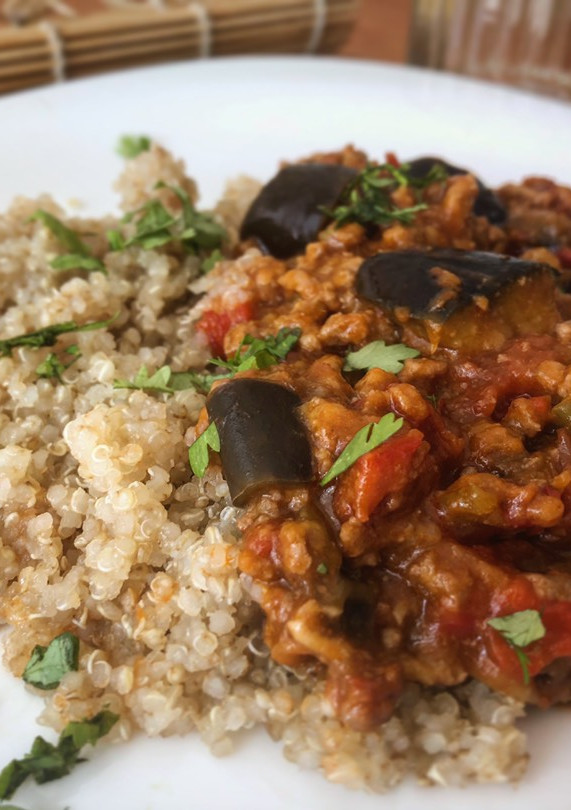 Una foto de Quinoa integral con picada de ternera y berenjena