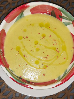 Foto principal de Crema de calabacín al queso con pimienta rosa