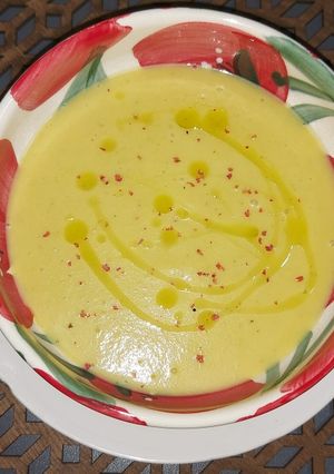 Una foto de Crema de calabacín al queso con pimienta rosa