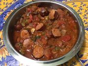 Une photo de rougail saucisse tomate