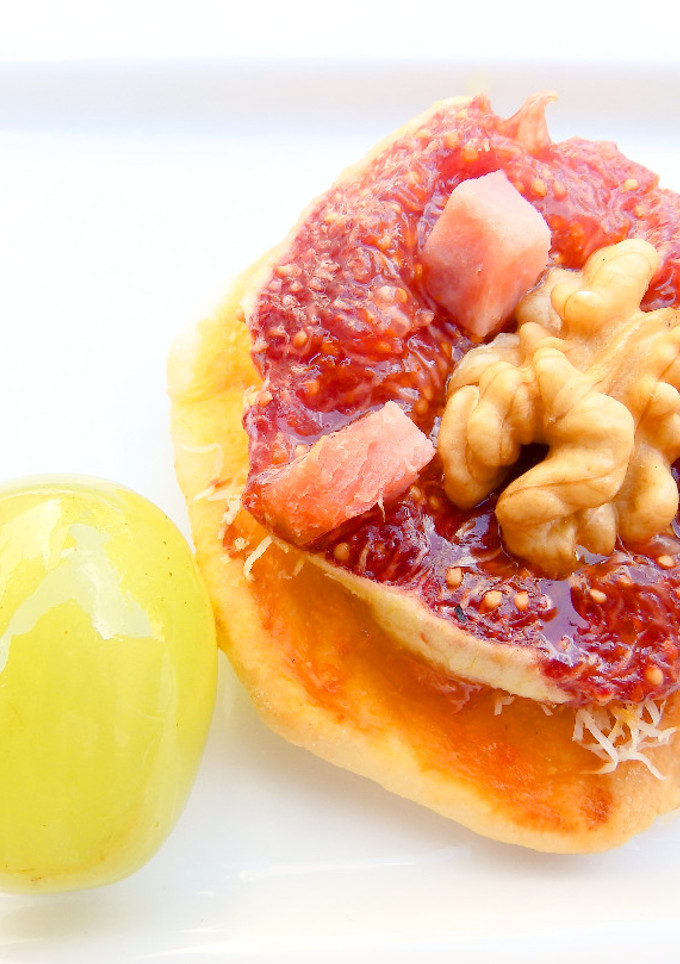 Una foto de Aperitivo de higos y nueces