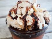 Una foto di gelato alla nocciola