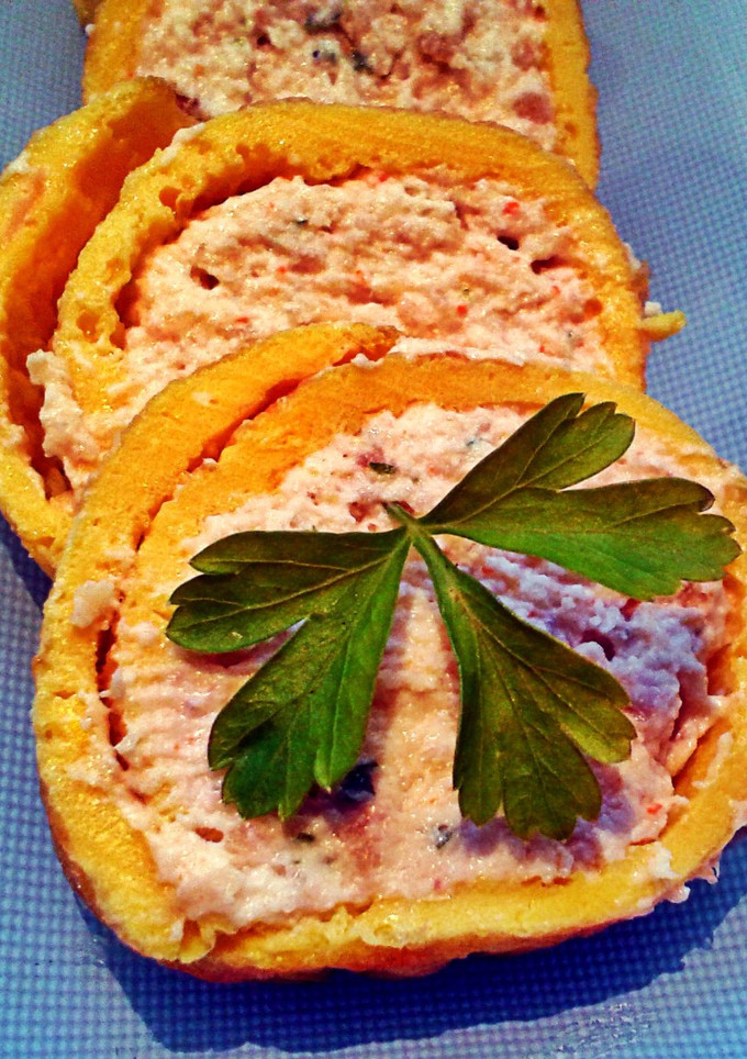Una foto de Tortilla rellena de mousse de atún y cómo hacer una tortilla francesa perfecta