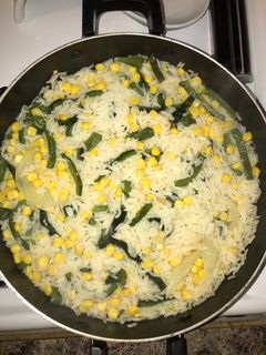 Una foto de Arroz blanco con elote y poblano