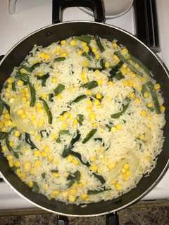 Una foto de Arroz blanco con elote y poblano