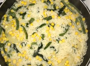 Una foto de Arroz blanco con elote y poblano